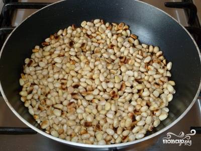 Орешки обжарьте на горячей сковороде без масла пару минут.