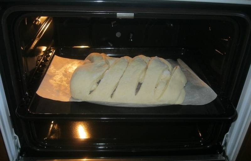 7. Отправляем пирог в разогретую до 200 градусов духовку на 35-40 минут (температура запекания пирога - 180-190 градусов).