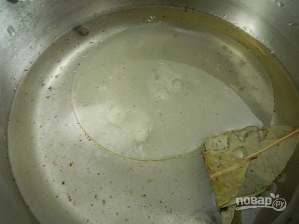 4. Готовим маринад: в кастрюлю наливаем воду, добавляем сахар, соль, растительное масло, лавровый лист и перец. Доводим до кипения, выключаем и добавляем уксус.