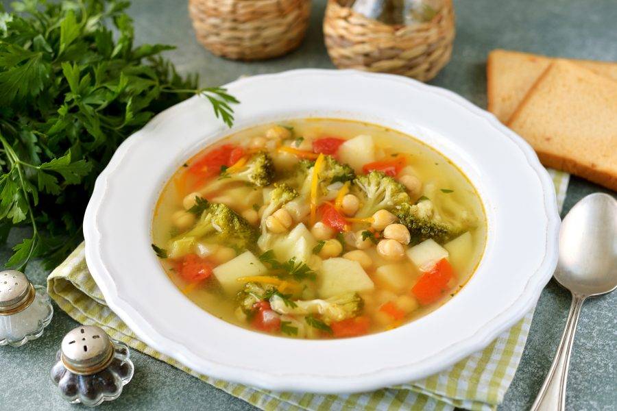 Спустя время разлейте суп по тарелкам и подавайте со свежим хлебушком. 