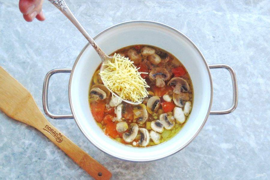 Через 15-20 минут все овощи и грибы в супе будут готовы. Посолите, поперчите и выложите тонкую вермишель.