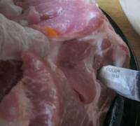 3. В мясе делаем сквозные надрезы и запихиваем в них кусочки моркови.