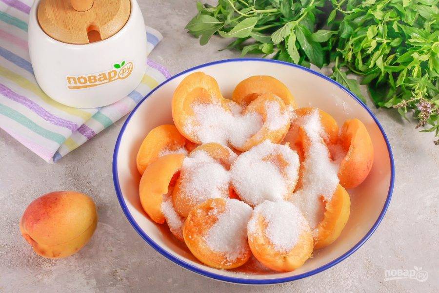 Засыпьте половинки абрикосов сахаром и оставьте на 20-30 минут, чтобы они выделили сок.