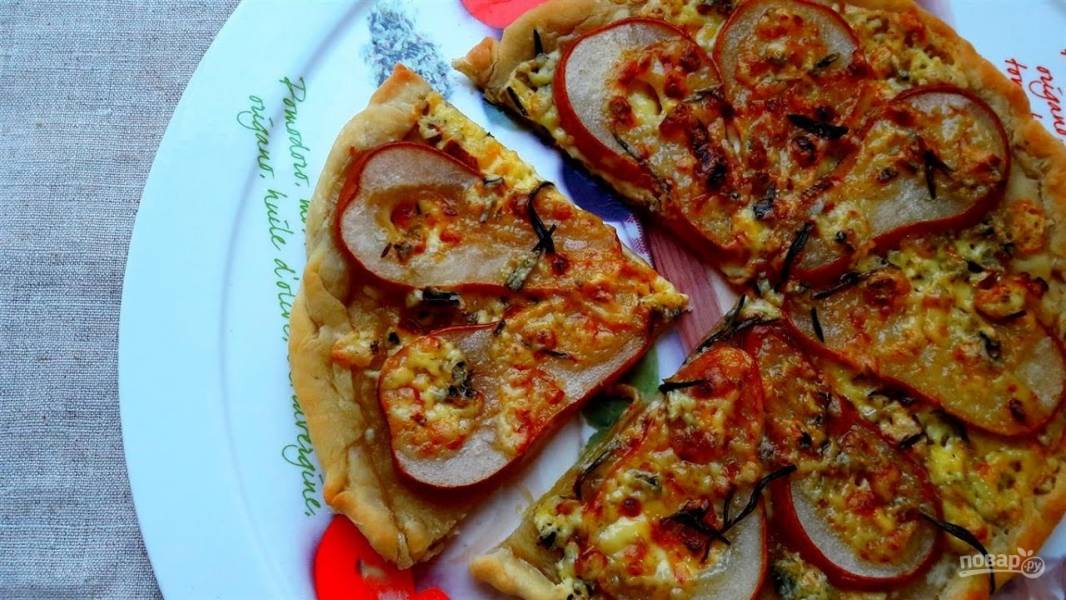 Пицца с грушей и горгонзолой (десертная)