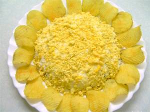 Салат «Подсолнух» с чипсами без грибов - пошаговый рецепт с фото