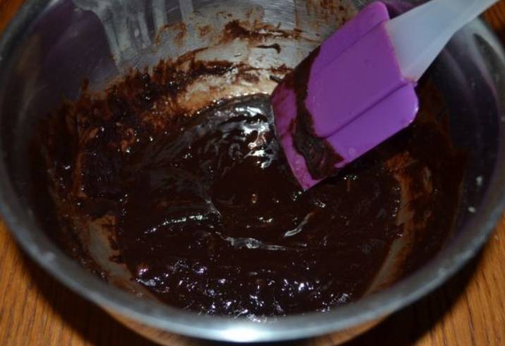 На водяной бане растопите шоколад, соедините его с теплыми сливками. 