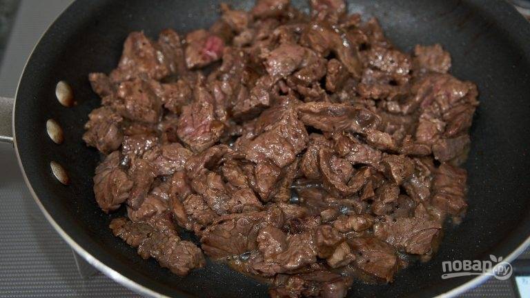 2.	Разогрейте сковороду с растительным маслом, выложите мясо и обжаривайте его до коричневого цвета, затем переложите в тарелку.