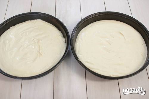 4. Выложите в две жаропрочные формы, смазанные маслом, разделив тесто пополам. Отправьте в разогретую до 180 градусов духовку. 