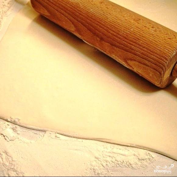 Слоеное тесто раскатываем в пласт толщиной ~3 мм.