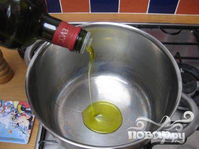 Налейте оливковое масло в большую кастрюлю.