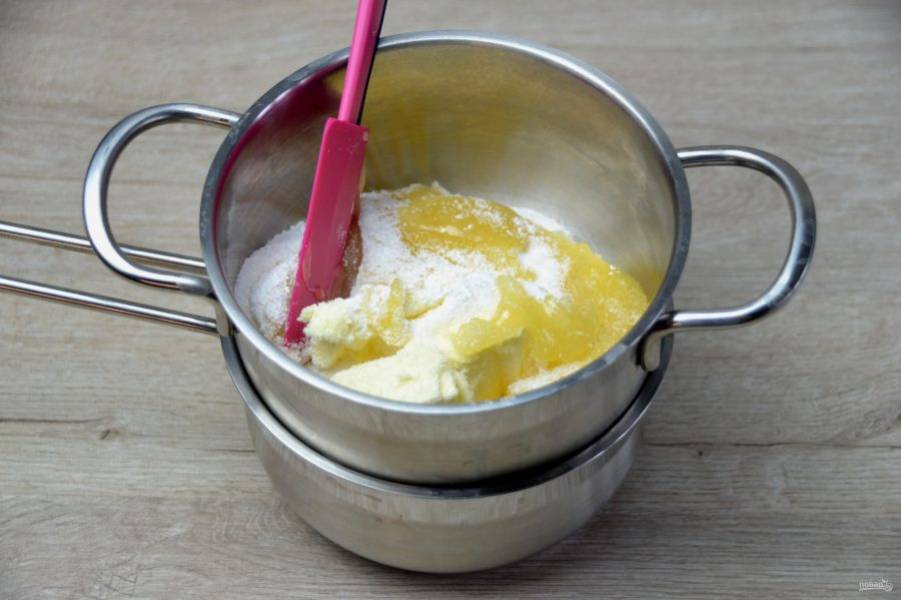 На водяной бане растопите мёд, сливочное масло и сахар до получения однородной массы.