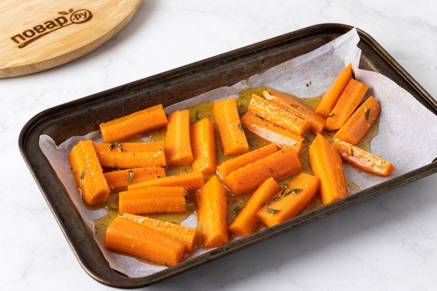 Выложите морковь в один слой на противень. Запекайте 25 минут в духовке при температуре 200 градусов.