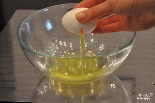 Возьмите сухую миску. Отделите яичные белки, немного охладите их в холодильнике. Добавьте шепотку соли, подготовьте миксер. 