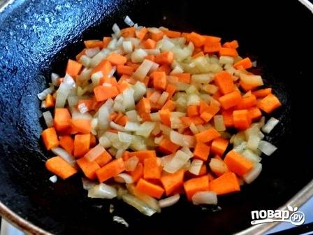 Лук и морковь нарезаем маленькими кубиками и обжариваем на растительном масле.