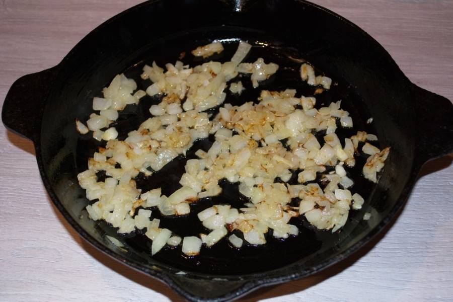 3. Разогрейте сковороду. На растительном масле обжарьте репчатый лук.