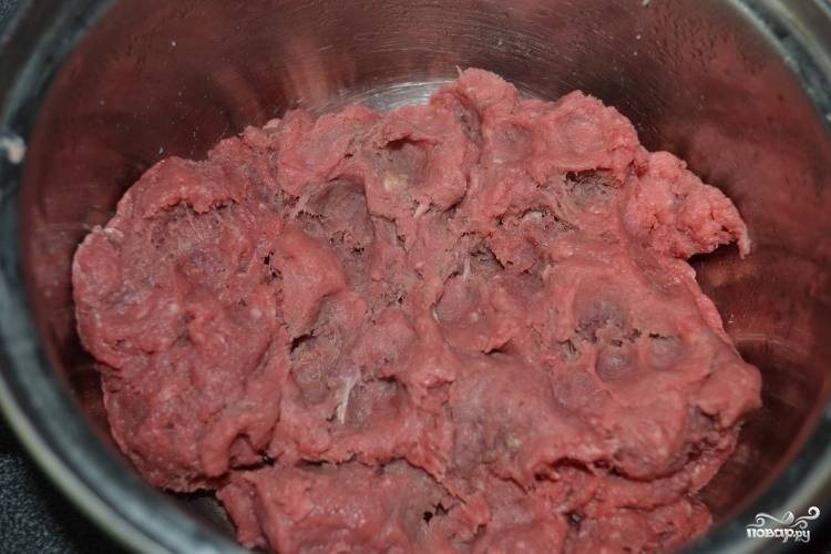 2. Мясо прокрутить через мясорубку или измельчить в блендере. 