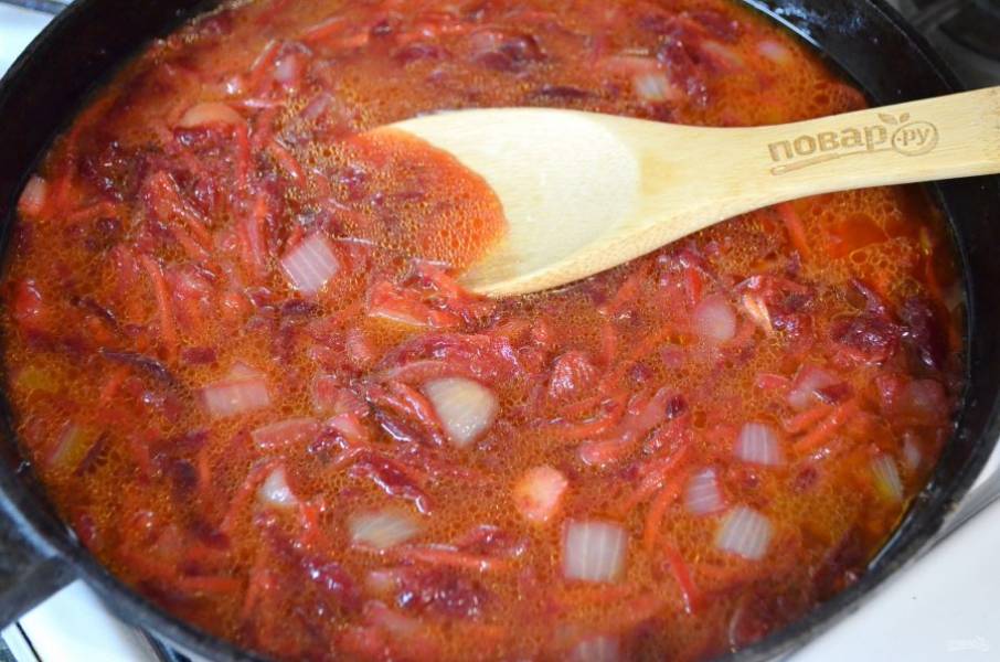 4. К обжаренным овощам добавьте томатный сок, протушите. Если сок очень кислый, можно добавить немного сахара. Если недостаточно кислый, то добавьте ложку уксуса.