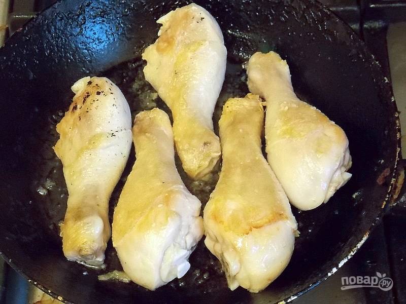Посолите и поперчите курицу. Обжарьте на горячей сковороде с маслом до румяной корочки с двух сторон. Выложите на тарелку.
