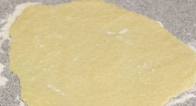 Через 15 минут раскатываем тесто в тонкий пласт, примерно 3 мм.