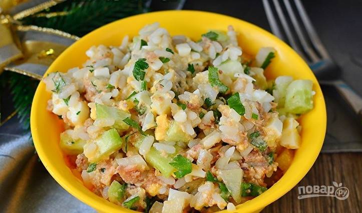 Салат из бурого риса с тунцом