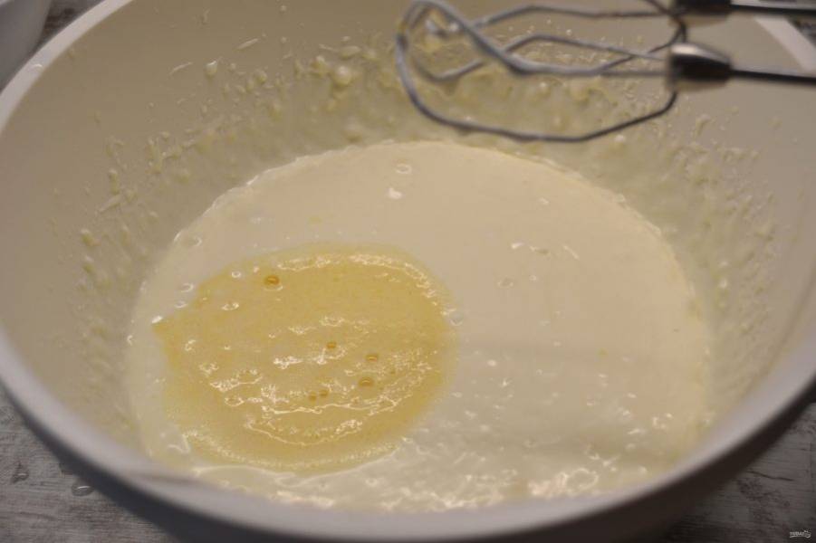Влейте в сливочно-сырную смесь молочно-желтковую смесь, еще раз все взбейте.
