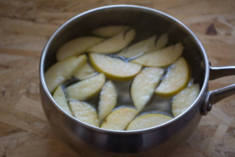 В кипящую воду бросьте нарезанные яблоки. Варите  5 минут. 