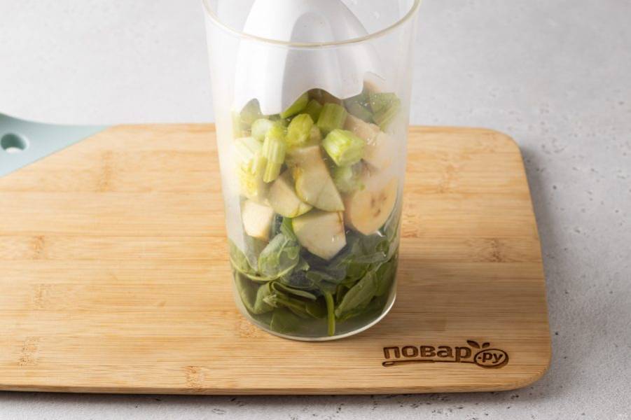 Переложите все подготовленные ингредиенты в стакан для блендера, влейте воду и измельчите до однородности.