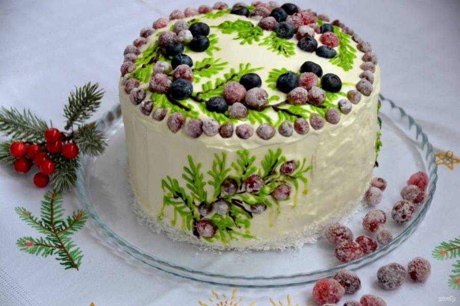 Нанесите ганаш на торт, задекорируйте на свой вкус. Нарядный и красивый торт готов украсить ваш стол.