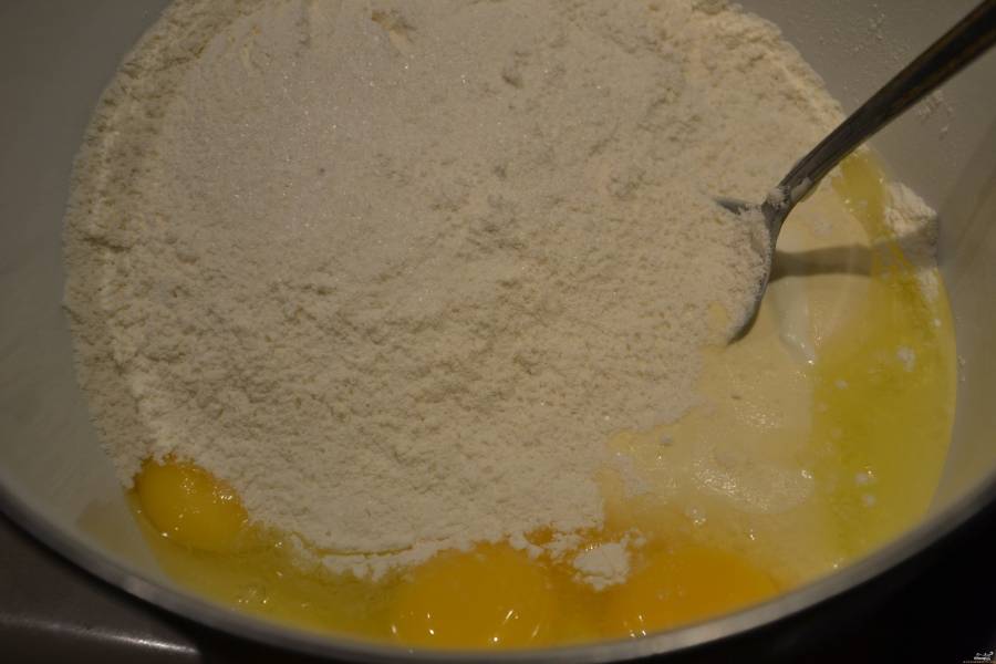 Замесите тесто из сметаны, яиц, муки. Добавьте по щепотке сахара и соли. Поставьте в холодильник на полчасика.