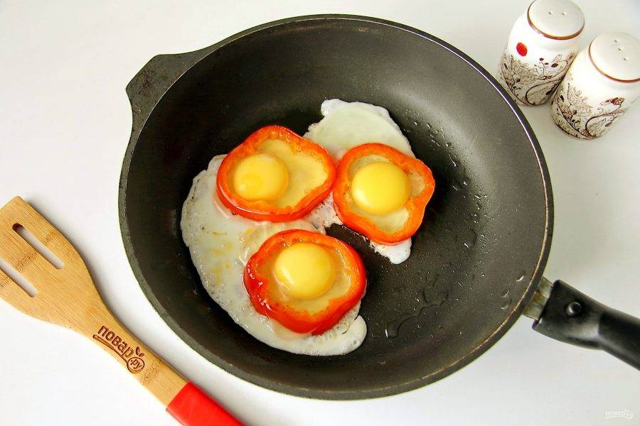 Яйца запеченные в перце