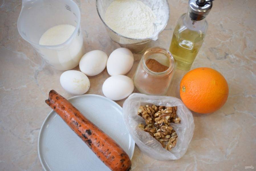 Для приготовления морковного бисквита подготовьте необходимые ингредиенты. Морковь очистите от кожуры и промойте. Муку просейте через сито и соедините с содой.