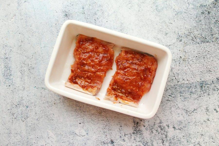 Форму для запекания смажьте растительным маслом и выложите лосось. Смажьте лосось соусом.