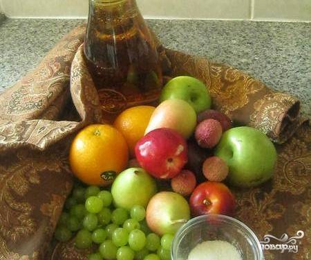 Итак, как я уже говорила, для начала нам необходимо подобрать те фрукты, с которыми мы будем делать желе, и сок. Очень красиво и вкусно получается с вишневым соком, но в этот раз я делала с яблочным. 