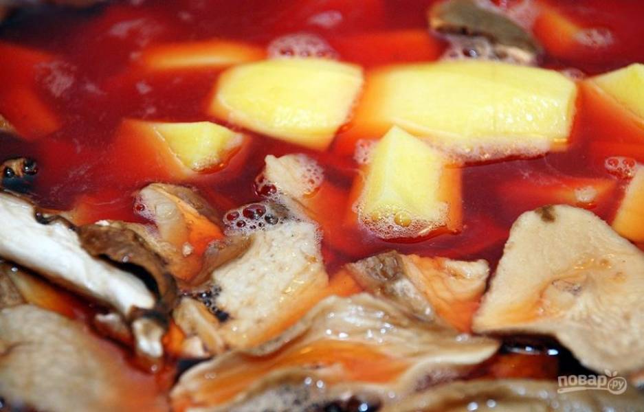 Картошку почистите от кожуры и вымойте. Затем нарежьте ее кубиками или брусочками, добавьте в борщ к остальным ингредиентам и варите его на слабом огне пятнадцать минут.