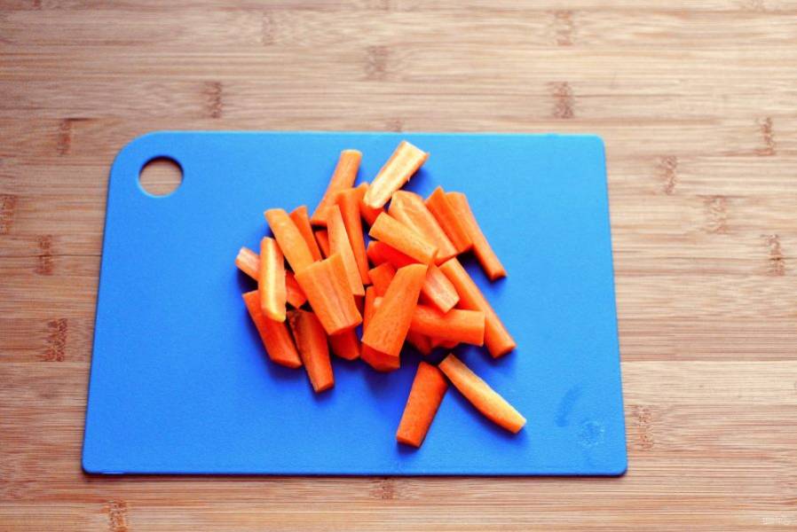 Молодую морковь очистите и нарежьте крупными дольками.