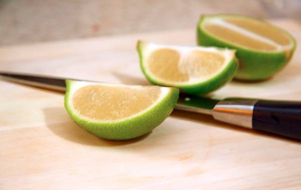 2. Тем временем можно заняться лимоном или лаймом. Его нужно тщательно вымыть, нарезать дольками и выдавить сок. Внимательно необходимо следить за тем, чтобы в сок не попали косточки. 