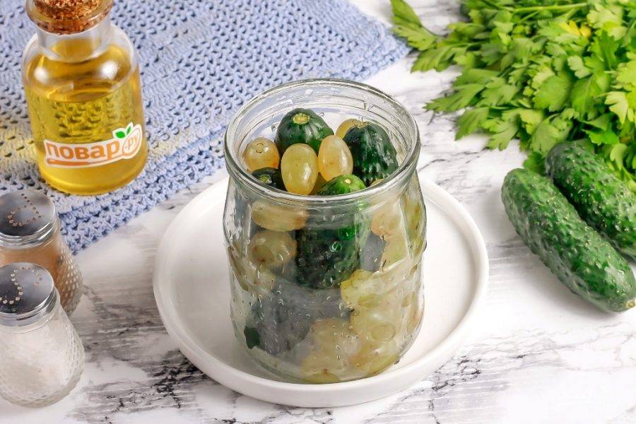 Литровые банки огурцов. Огурцы в литровых банках. Огурцы маринованные с виноградом. Маринованный виноград на зиму. Огурцы с виноградом на зиму.