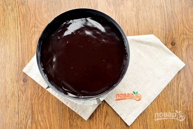 Покройте шоколадной глазурью верх чизкейка. Поставьте торт в холодильник на 30 минут. 