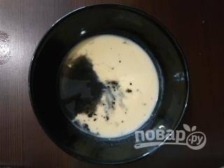 Когда тесто немного отдохнет, добавьте в него чернила каракатицы, хорошо размешайте. Если цвет теста будет недостаточно черным, добавьте еще немного.