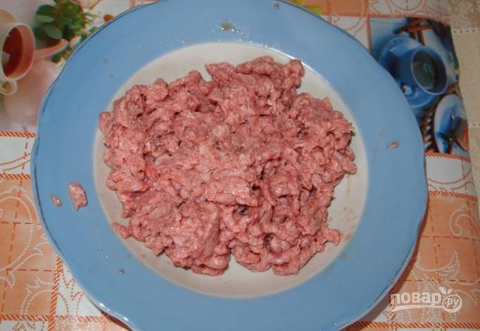 6.	Мясо перекрутите в фарш (или купите уже готовый).