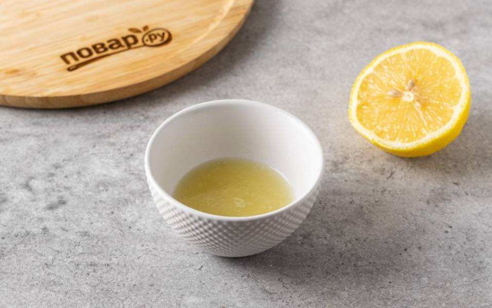 Из лимона выжмите сок.
