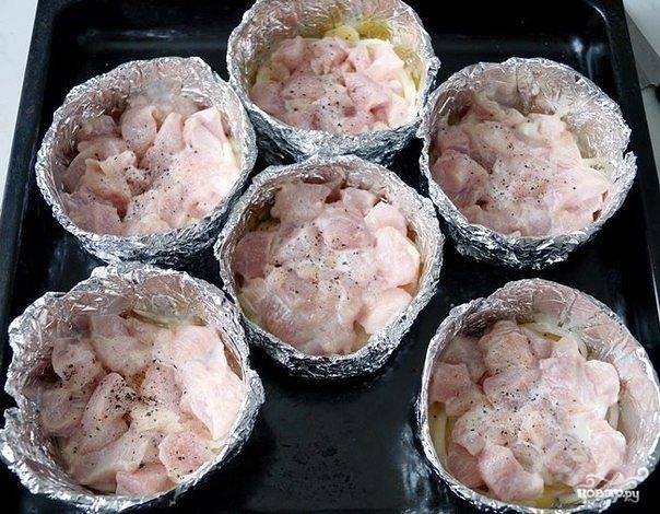Затем разложите по формочкам куриное филе. Ещё раз всё посолите и поперчите.