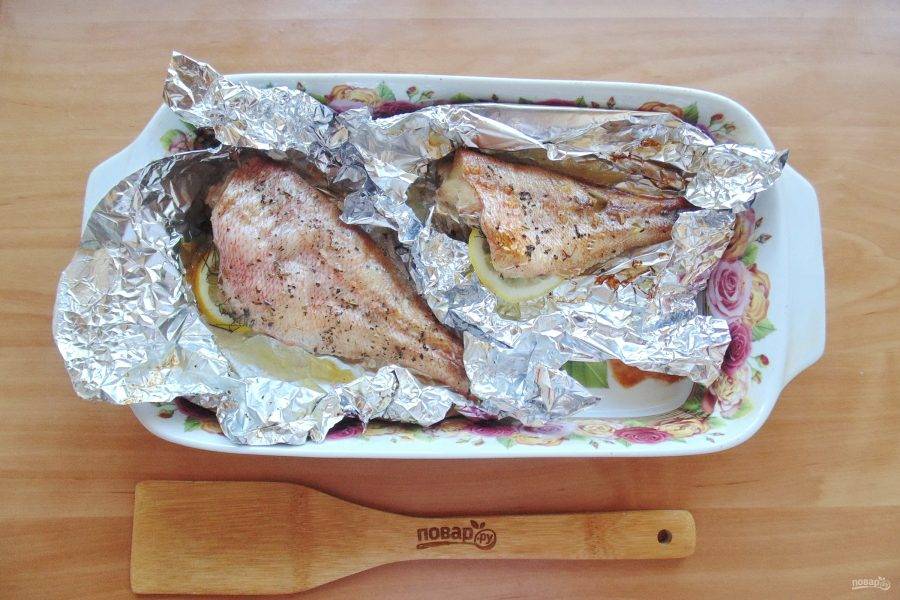 Запекайте рыбу в духовке при температуре 190 градусов 20 минут. После фольгу разверните и  готовьте еще 10 минут.