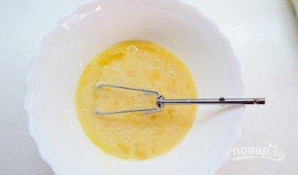 В миске взбейте молоко с яйцами.