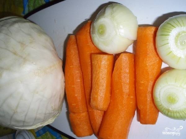 1. В этом простом рецепте тушеной капусты без масла используются лук и морковь, но при желании можете также добавить сладкий перец, например, или даже куриную грудку. 