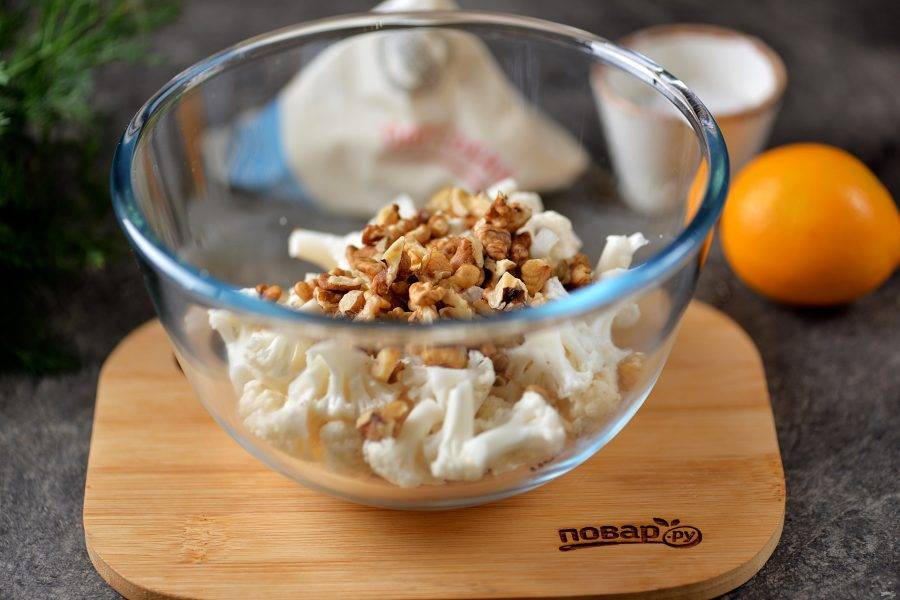 Грецкие орехи слегка измельчите, добавьте к капусте. При желании орехи можно слегка подсушить в сухой сковороде.