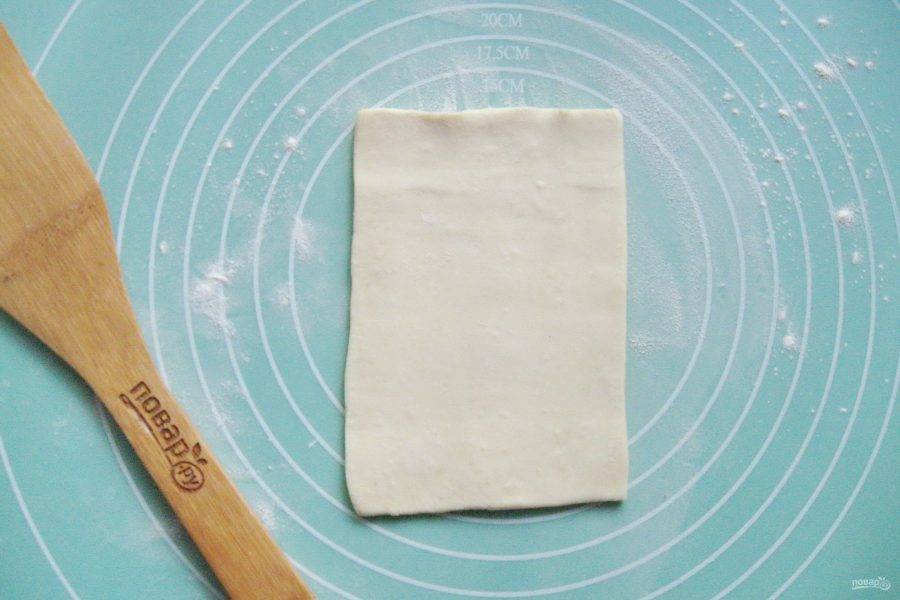 Размороженное тесто слегка раскатайте. Вырежьте пласт размером 10х15 см.