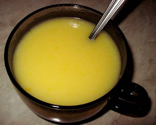 2. В отдельной миске перемешайте сахар, растопленное сливочное масло, яйцо, майонез, соль. Погасите соду уксусом и добавьте в миску.