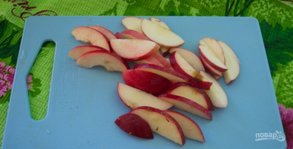 3. Яблоки (у меня кисло-сладкие) мою и разрезаю на 2 части, затем вычищаю семена и нарезаю тонкими пластинами. 