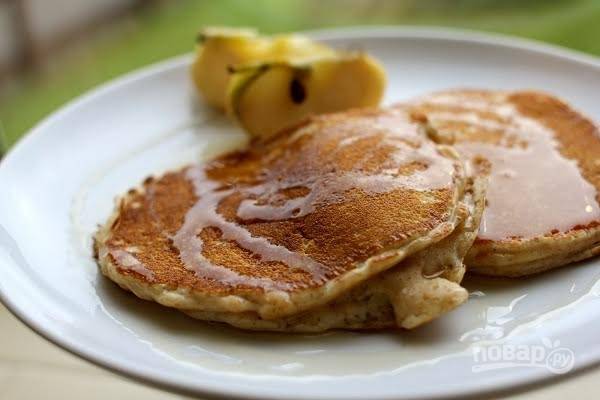 Банановые оладьи с мукой и яйцами